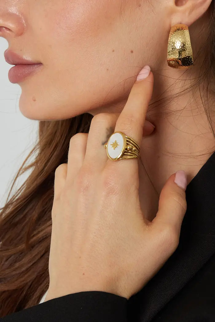 grote stement ring met parelmoer