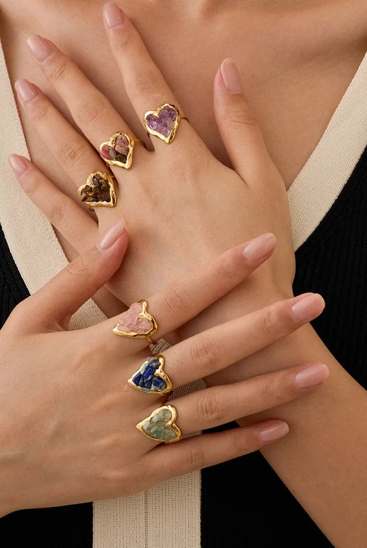 hart shaped ringen van natuur steen