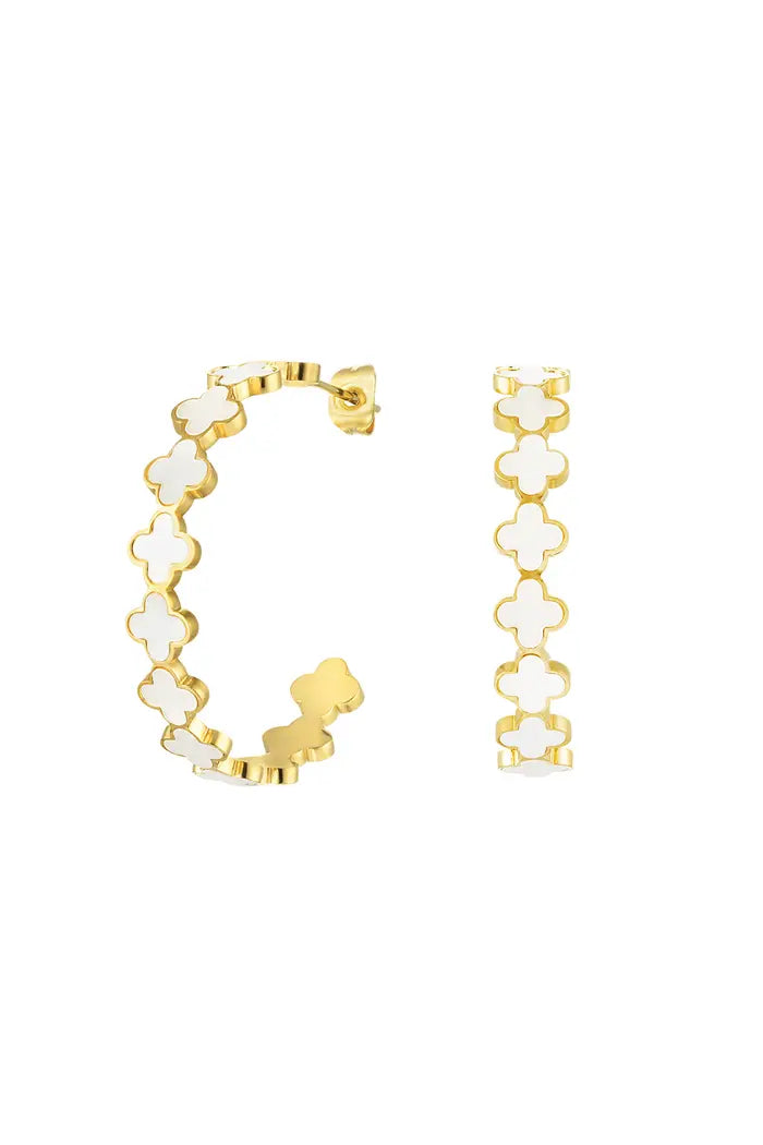 witte goldplated oorbellen met klaver patroon