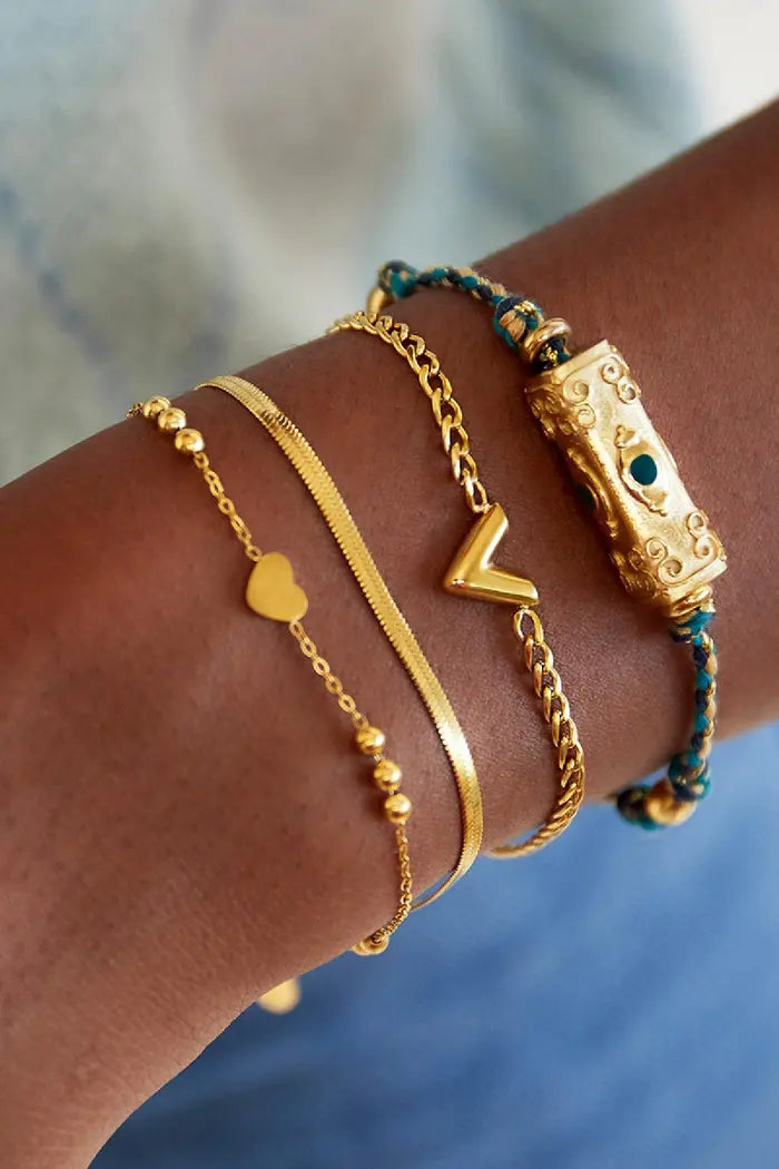 must-have armband letter v