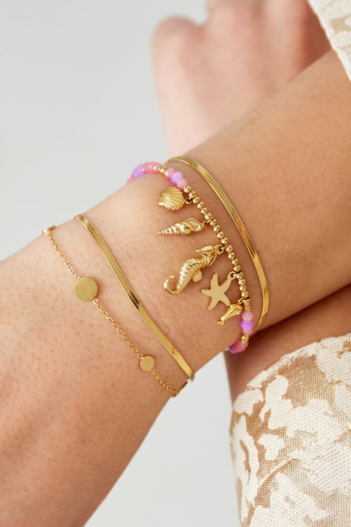 armband met roze kraaltjes en bedels