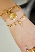 chique armband met schelpen bedels