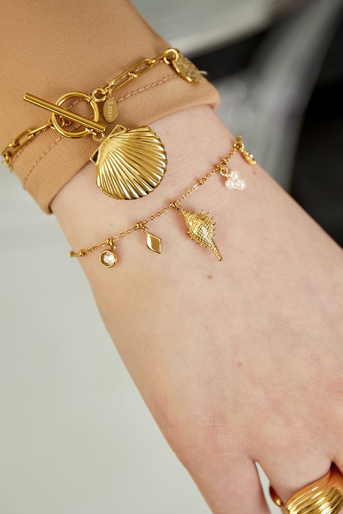 chique armband met schelpen bedels
